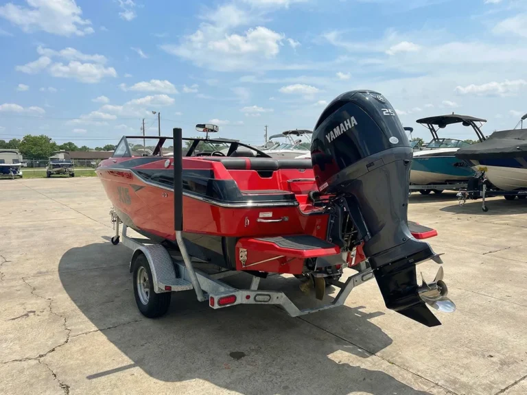 2022Axis-_0004_freepik__show-me-the-back-of-this-boat__76087