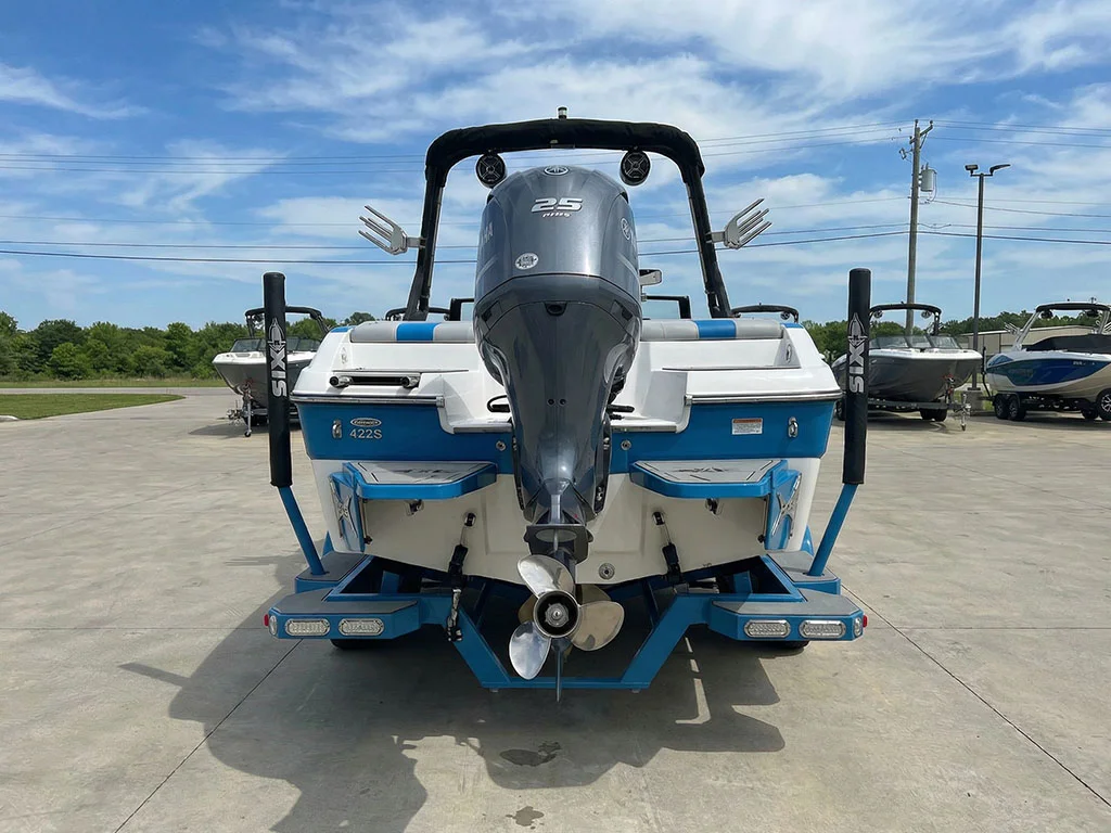 2024Axis-_0003_freepik__show-me-the-back-of-this-boat__76071