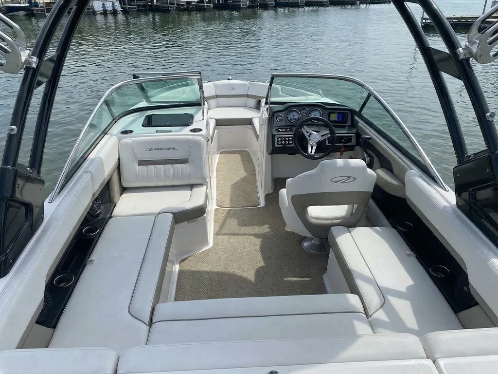 2025regal-_0002_freepik__show-me-the-interior-of-this-boat__76081