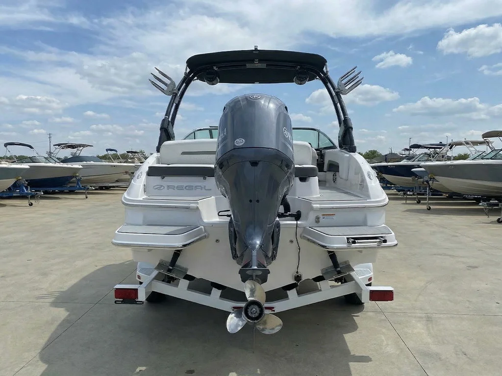 2025regal-_0004_freepik__show-me-the-back-of-this-boat__76079